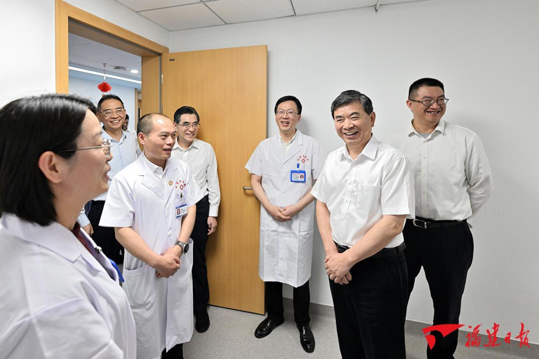 周祖翼在闽侯县总医院调研。 图片