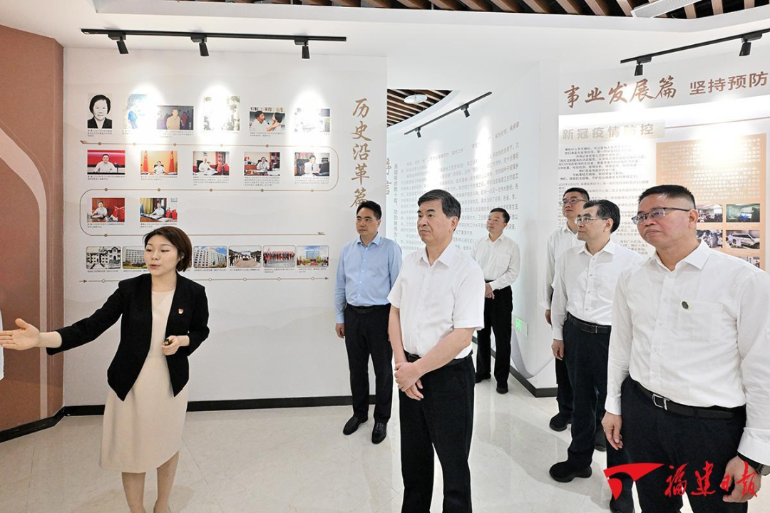 周祖翼在省疾控中心调研。 图片
