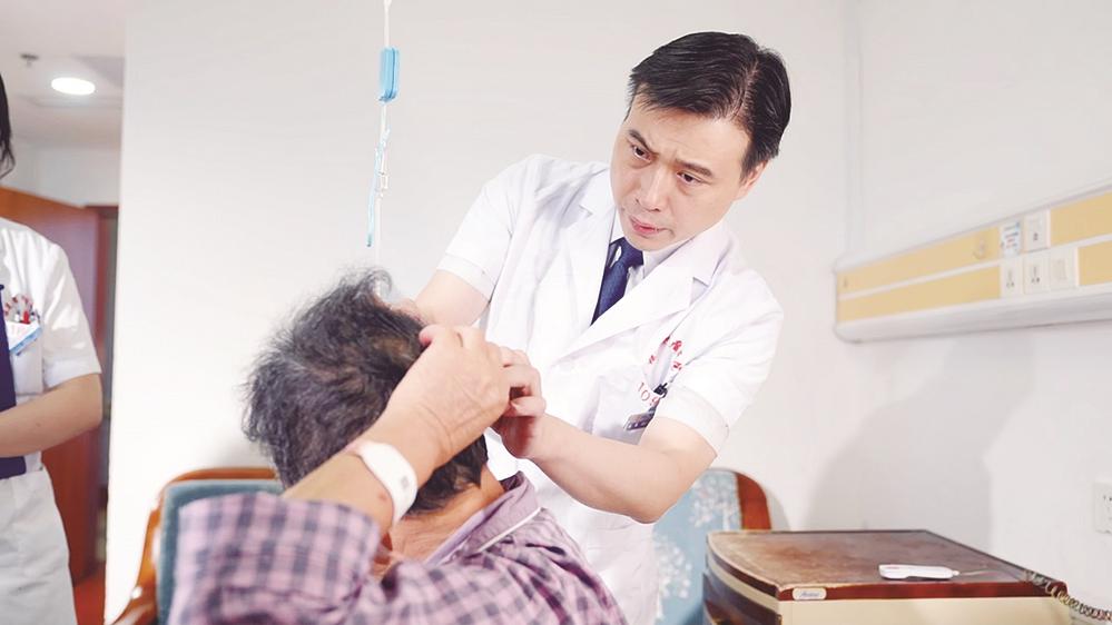 省肿瘤医院副院长陈誉正在为病人检查伤口
